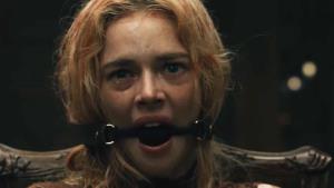 Krvavá nevěsta kosí zabijáky v brutálně zábavném traileru