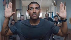 Netflix slaví nový megahit. Drsný thriller inspirovaný Rambem baví celý svět