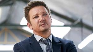 Jeremy Renner po zranění znovu točí. Ukázal první fotku po návratu před kamery