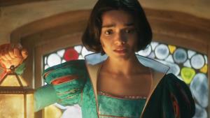 Kontroverzní Sněhurka v ohyzdném traileru. Snědá pleť nevadí, příšerní trpaslíci ano