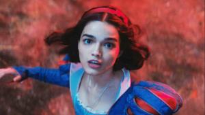 Kontroverzní Sněhurka je naprostou pohromou. Disneymu prodělá miliardy