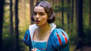 Kontroverzní Sněhurka v prvním traileru. Snědá pleť je nejmenší problém