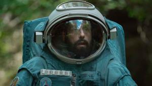 Strhující výkon Adama Sandlera a řada problémů. Sci-fi Kosmonaut z Čech rozděluje kritiky