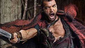 Brutální Spartakus je zpět! V prvním traileru se gladiátoři porcují jako u řezníka