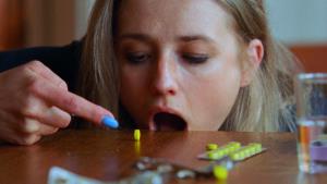 Nejčernější komedie roku je konečně online. Bude vám ze sebe špatně