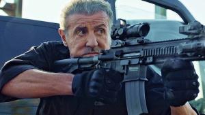 Stallone se vrací do akce. V traileru se mu loupežné přepadení vymkne z rukou