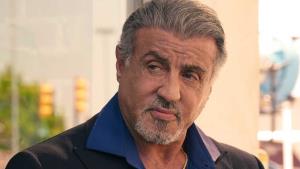 Nejžádanější seriálový tvůrce současnosti vydělá miliardu dolarů. Spasil kariéru Costnera i Stallona