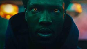 Londýn hýří superschopnostmi. Trailer láká na špinavé sci-fi s cestováním časem