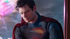 Nový Superman odhalen i s kostýmem! Vypadá jako Cavill a má rudé spoďáry