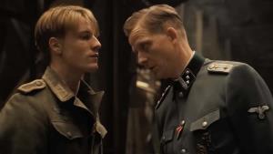 Druhoválečná novinka Netflixu v opulentním traileru. Bombardování střídají potoky slz