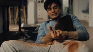 Slavný horor láká na krev a hvězdu Netflixu! Tajemství loňského léta v prvním traileru 