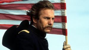 Životní film Kevina Costnera v prvním traileru. Kvůli válečnému spektáklu se zadlužil