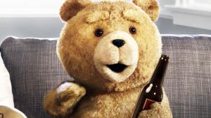 Sprostý medvídek Ted se vrací jako seriál. Trailer baví ironickým ostrovtipem