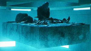 Sci-fi megahit Netflixu se vrací v prvním traileru! Dystopická Díra slibuje zvrácený horor