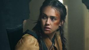 Pět let nehrála a teď lidem láme krky. Netflix odhalil drsný akční trailer s Jessicou Albou