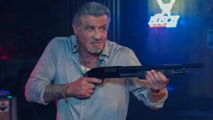 Stallone v nejlepší roli posledních let. V drsném traileru mlátí lidi a buduje mafii