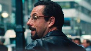 Adam Sandler herecky vládne šílenému Drahokamu od Netflixu