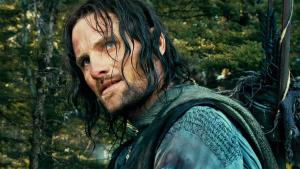 Viggo Mortensen znovu jako Aragorn. Ikonický meč použil v novém filmu, chce lovit Gluma 