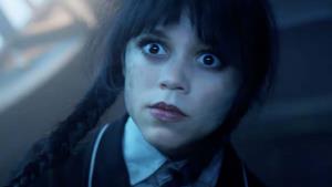 Wednesday oživuje mrtvou postavu. Nový trailer odlehčuje napínavý konec