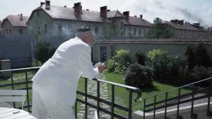 Zrůda z Osvětimi, mstiví špióni a další novinky (nejen) na Netflixu, které musíte vidět o víkendu