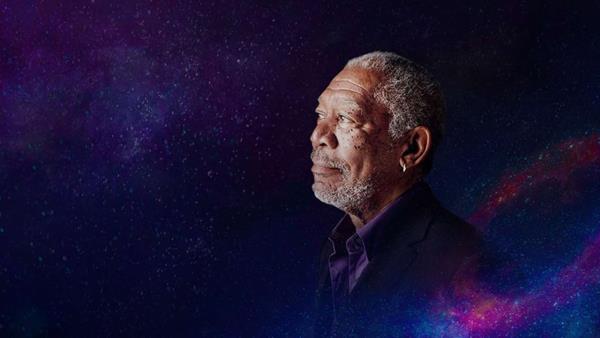 Cestování červí dírou s Morganem Freemanem
