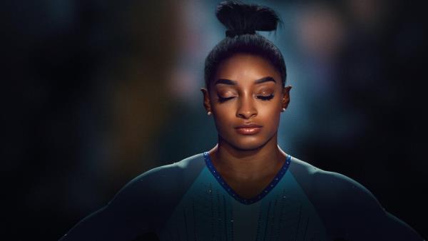 Simone Biles se zvedá