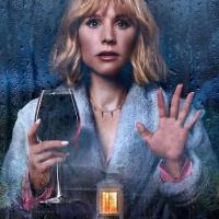 Žena v domě přes ulici od dívky v okně